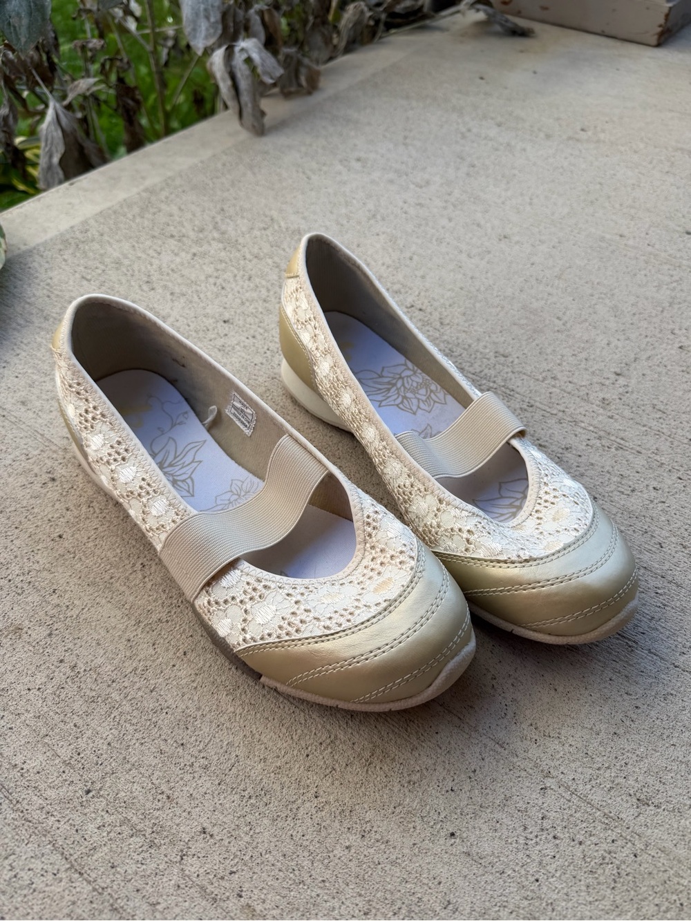 Cream Lace Elastic-Top Flats for Women